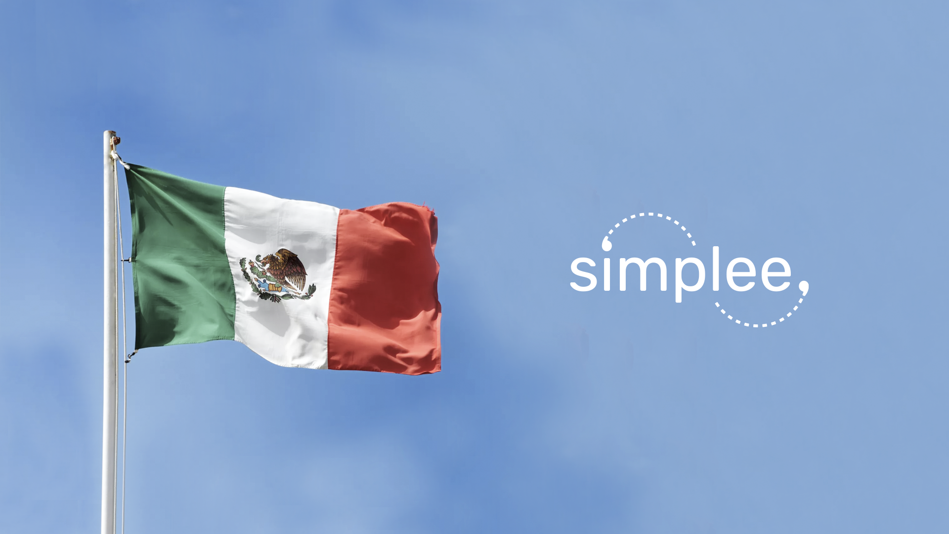 Bandera de México ondeando al viento sobre un cielo azul, acompañada del logo de Simplee Seguros a la derecha.