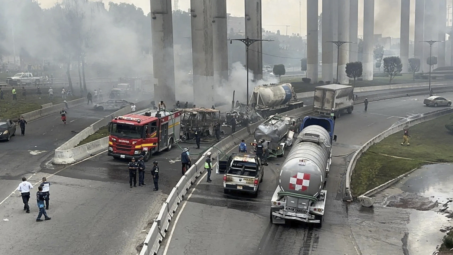 Imagen del incendio y humo tras la explosión de una pipa de gas en Iztapalapa, Ciudad de México. Se observan vehículos de emergencia y una fuerte columna de humo en la zona del siniestro.