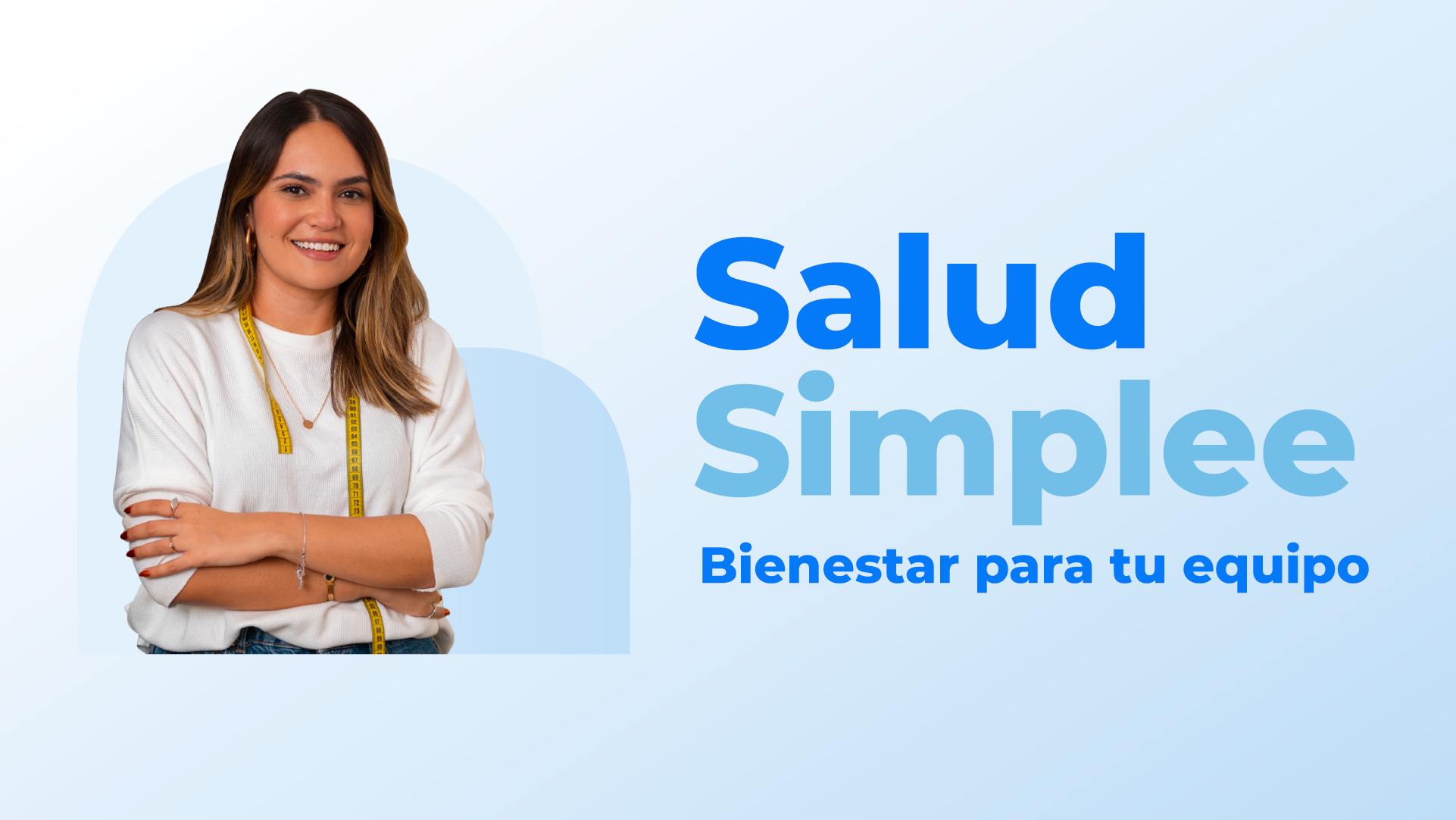 Mujer joven sonriendo, de pie con los brazos cruzados, lleva un metro de costura amarillo alrededor del cuello. A la derecha se lee el texto "Salud Simplee, Bienestar para tu equipo" sobre fondo azul claro.